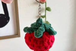 fast-and-easy-tomato-crochet-keychain-free-pattern