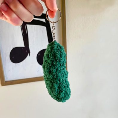 free-crochet-pickle-keychain-pattern