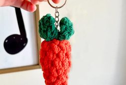 mini-crochet-carrot-keychain-free-pattern