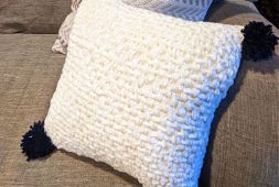pompom-chunky-crochet-pillow-pattern-free