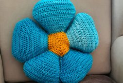 cute-crochet-daisy-pillow-pattern-free