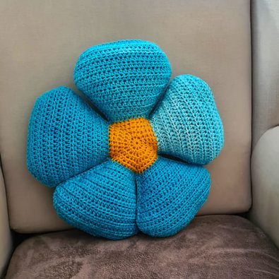 cute-crochet-daisy-pillow-pattern-free