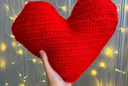 red-free-crochet-pattern-for-heart-pillow