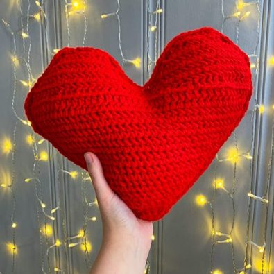 red-free-crochet-pattern-for-heart-pillow