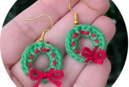 free-crochet-christmas-wreath-earrings-pattern