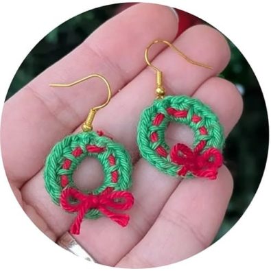 free-crochet-christmas-wreath-earrings-pattern